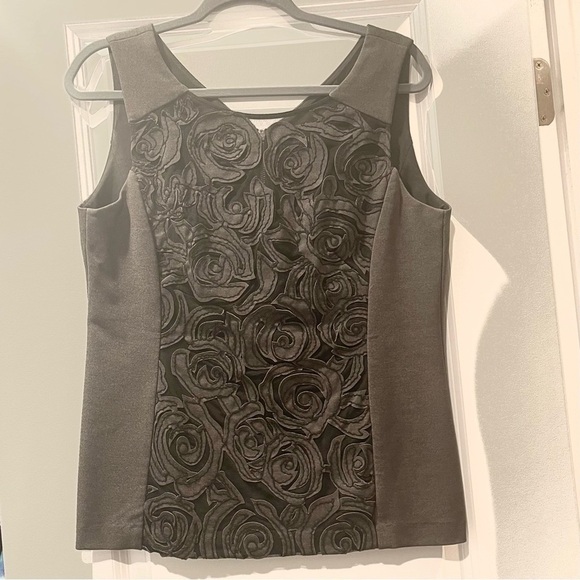 Flower detail sleeveless blouse